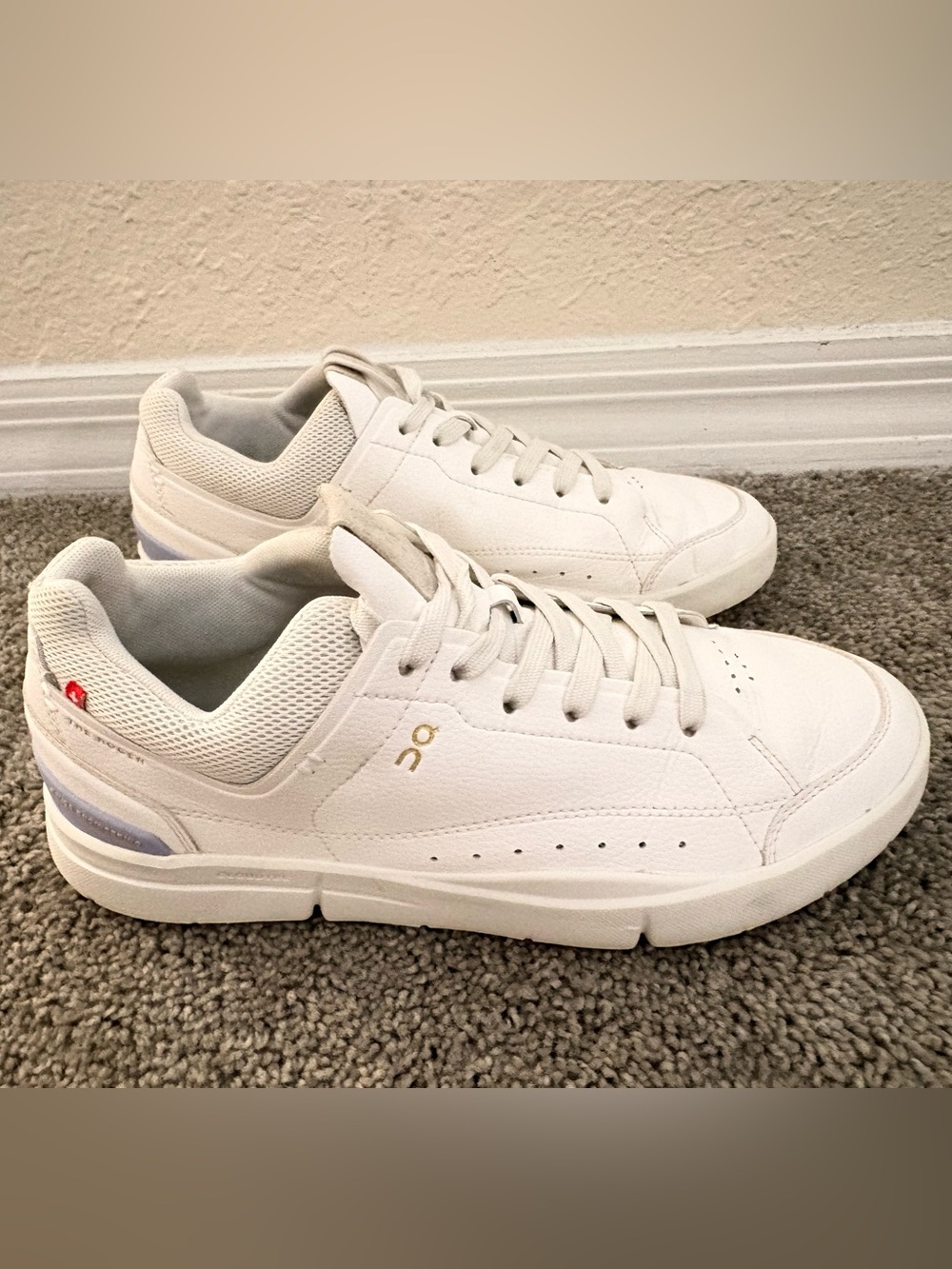 On The Roger Centre Court Size 9.5